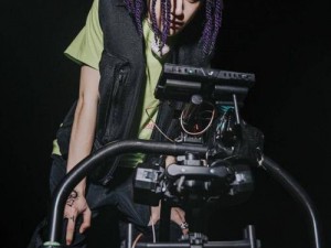 最新顶流 RAPPER 女公开裸露下身，带货 XXX 牌 XXX